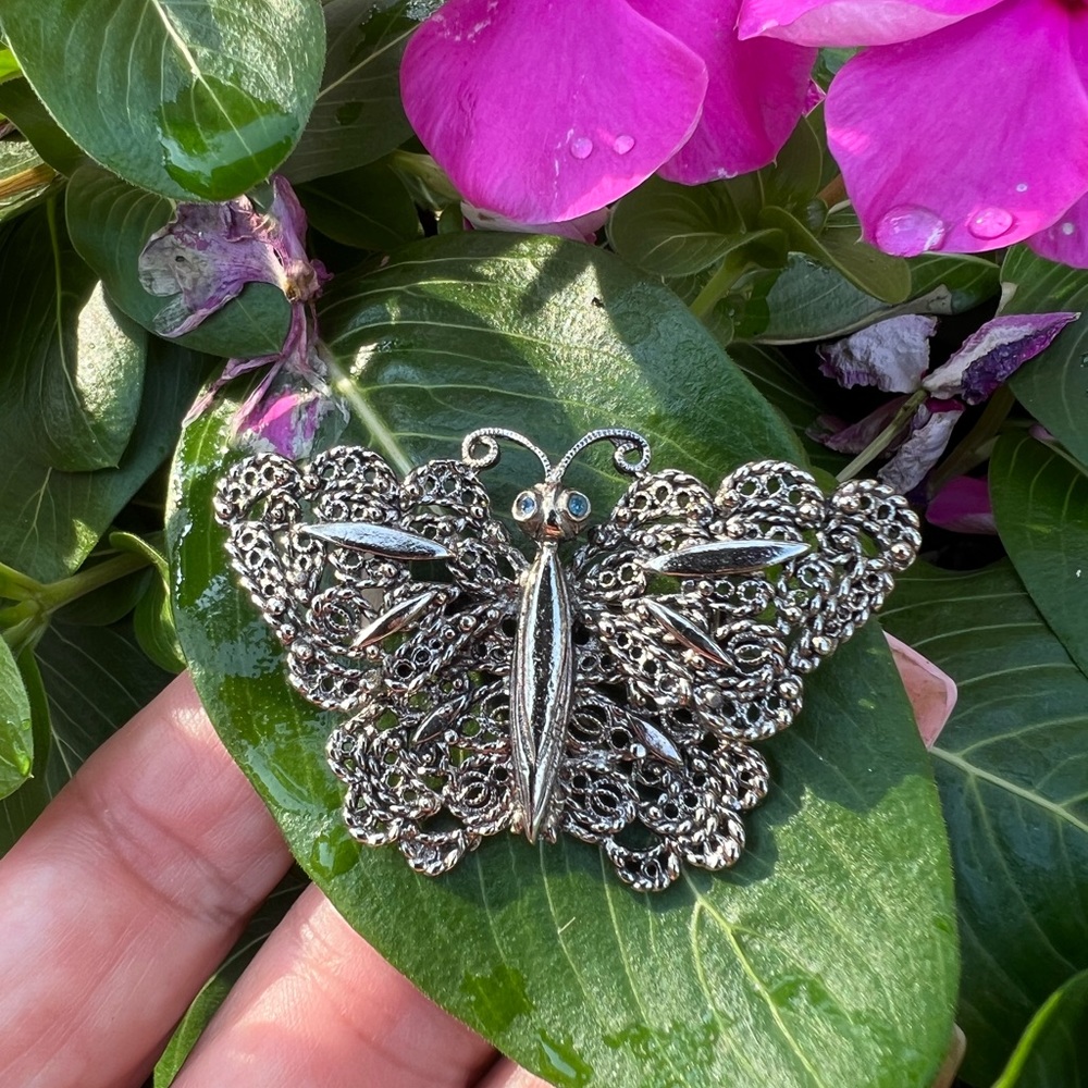 Silver-tone Filigree Blue Rhinestone Eyes Butterfly Brooch👠